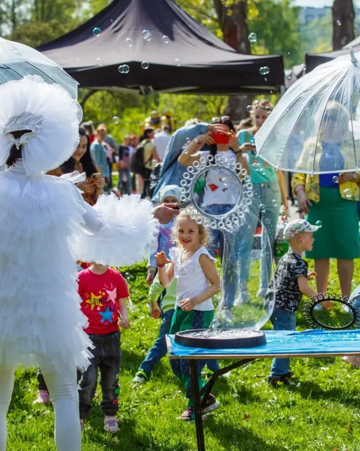 Performers and families enjoying the Dreamflash bubble show experience