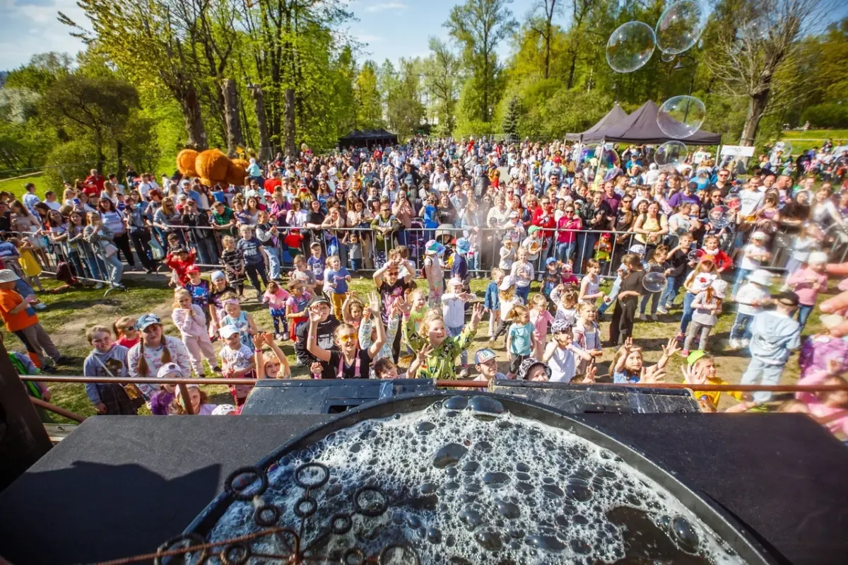 Families gathered together during a Dreamflash bubble finale